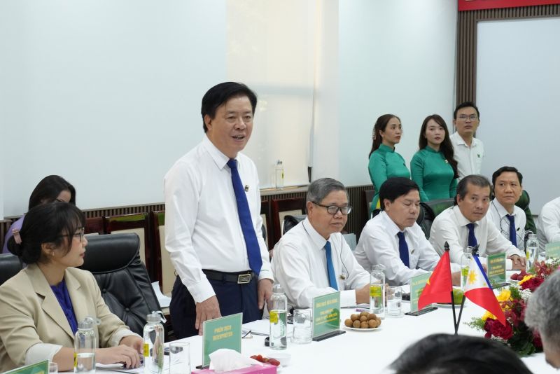 Ông Ngô Văn Đông, Tổng Giám đốc Công ty cổ phần Phân bón Bình Điền trao đổi thông tin tại buổi làm việc.