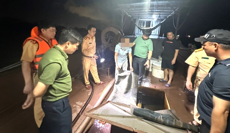 Lực lượng chức năng kiểm tra tàu chỏ dầu vi phạm Lực lượng chức năng kiểm tra tàu chỏ dầu vi phạm