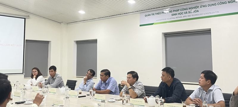 Ông Rah Lan Lân - Phó Bí thư Thường trực Huyện ủy, Chủ tịch HĐND huyện (thứ 4 từ trái qua) và ông Nguyễn Minh Tứ - Phó Chủ tịch Thường trực UBND huyện (thứ 5 từ trái qua) Ông Rah Lan Lân - Phó Bí thư Thường trực Huyện ủy, Chủ tịch HĐND huyện (thứ 4 từ trái qua) và ông Nguyễn Minh Tứ - Phó Chủ tịch Thường trực UBND huyện (thứ 5 từ trái qua)