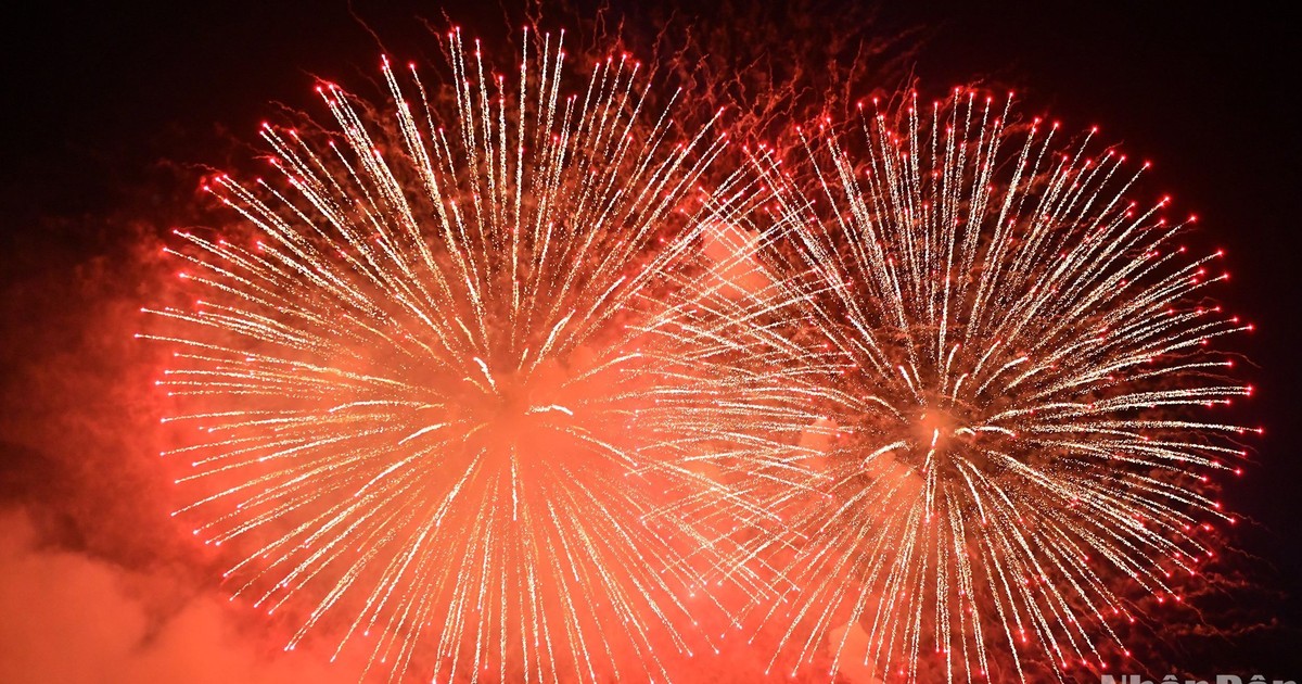 [Ảnh] Pháo hoa rực sáng bầu trời đất thiêng Quảng Trị