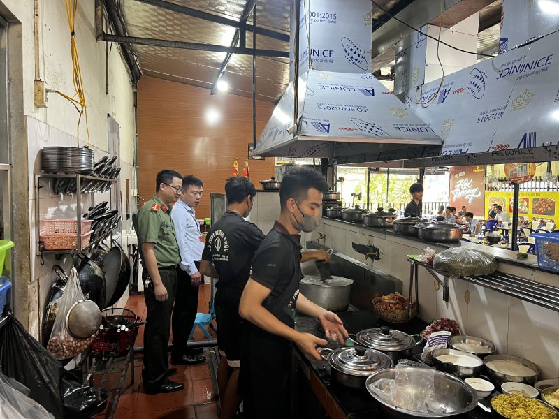 Ban chỉ đạo ATTP huyện An Dương kiểm tra công tác đảm bảo VS ATTP tại cơ sở kinh doanh dịch vụ ăn uống trên địa bàn xã An Đồng