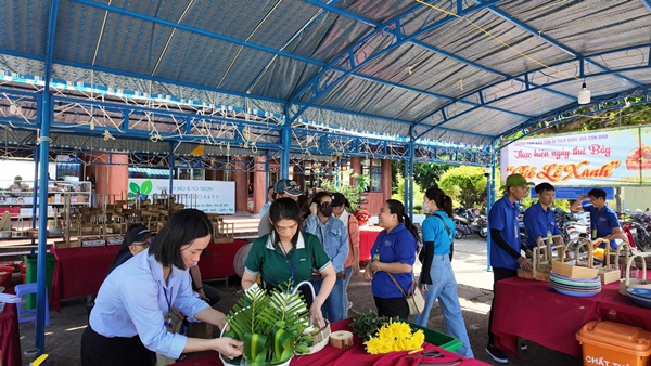 Tình nguyện viên hỗ trợ du khách trưng bày 