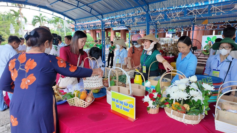 Du khách đồng thuận, hưởng ứng với chủ trương của chính quyền huyện đảo