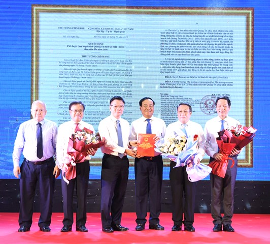 Phó Thủ tướng Chính phủ Lê Thành Long; Thứ trưởng Bộ Kế hoạch và Đầu tư Đỗ Thành Trung trao quyết định của Thủ tướng Chính phủ phê duyệt Quy hoạch tỉnh Quảng Trị thời kỳ 2021 -2030, tầm nhìn đến năm 2050 cho lãnh đạo tỉnh Quảng Trị -