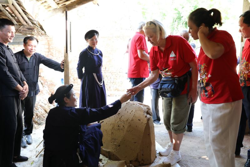 Đoàn chuyên gia UNESCO tham quan Làng ngói âm dương tại xã Bắc Quỳnh, huyện Bắc Sơn, tỉnh Lạng Sơn