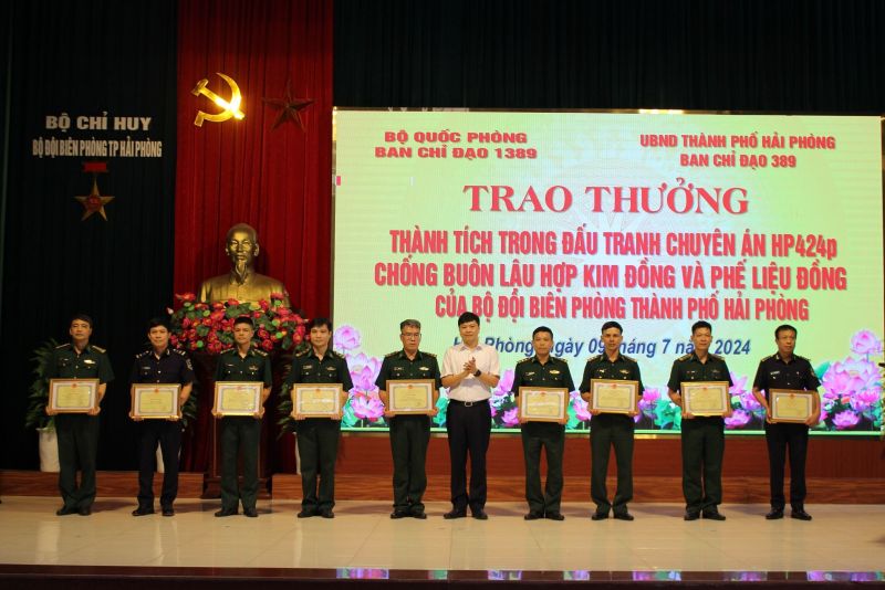 Trao thưởng thành tích trong đấu tranh chống buôn lậu hợp kim đồng và phế liệu đồng