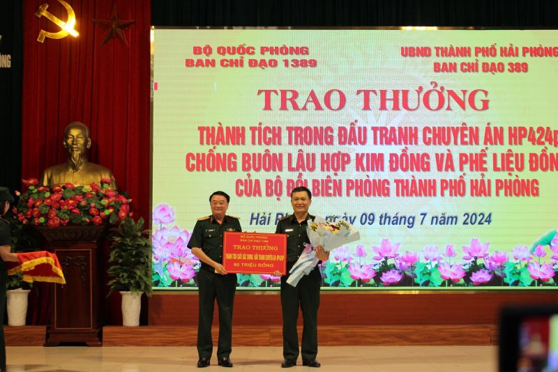 Trung tướng Lê Đình Thương, Chánh Thanh tra Bộ Quốc phòng, Phó Trưởng Ban Chỉ đạo 1389 Bộ Quốc phòng trao thưởng cho BĐBP TP. Hải Phòng.