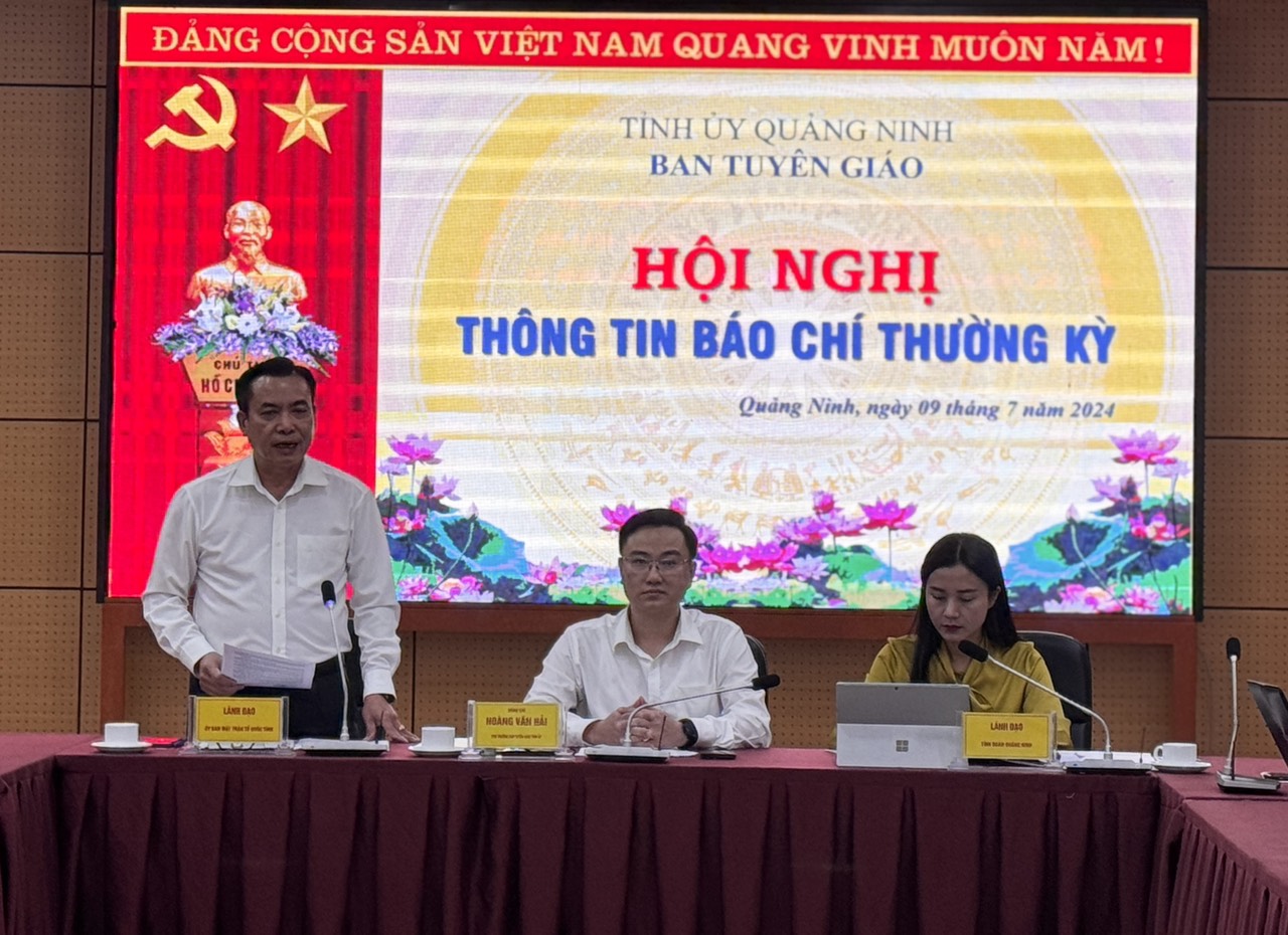 Ông Hoàng Đức Hạnh - Phó Chủ tịch Thường trực Ủy ban MTTQ Việt Nam tỉnh Quảng Ninh thông tin tại hội nghị.