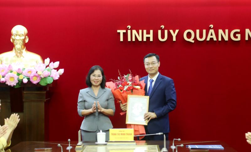 Bà Trịnh Thị Minh Thanh, Phó Bí thư Thường trực Tỉnh ủy, trao quyết định bổ nhiệm ông Nguyễn Thế Lãm, giữ chức vụ Giám đốc, Tổng Biên tập Trung tâm Truyền thông tỉnh.