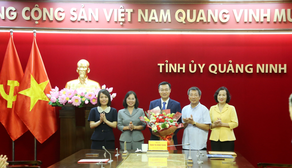 Bà Trịnh Thị Minh Thanh, Phó Bí thư Thường trực Tỉnh ủy cùng lãnh đạo Ban Tổ chức Tỉnh ủy tặng hoa chúc mừng ông Nguyễn Thế Lãm.