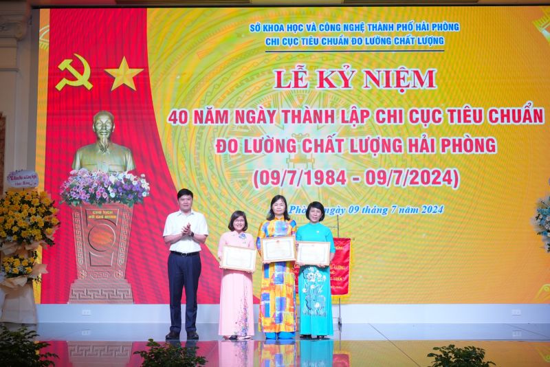 Phó Chủ tịch UBND TP. Hải Phòng Hoàng Minh Cường trao Bằng khen của UBND thành phố cho các cá nhân