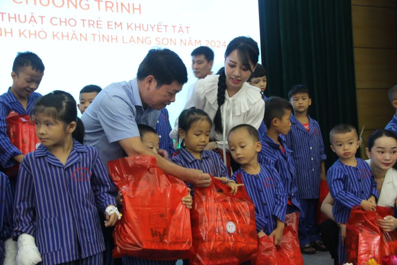 Lãnh đạo Sở Lao động, Thương binh và Xã hội tỉnh Lạng Sơn tặng quà cho trẻ em tham gia Chương trình phẫu thuật cho trẻ em khuyết tật có hoàn cảnh khó khăn trên địa bàn tỉnh Lạng Sơn năm 2024