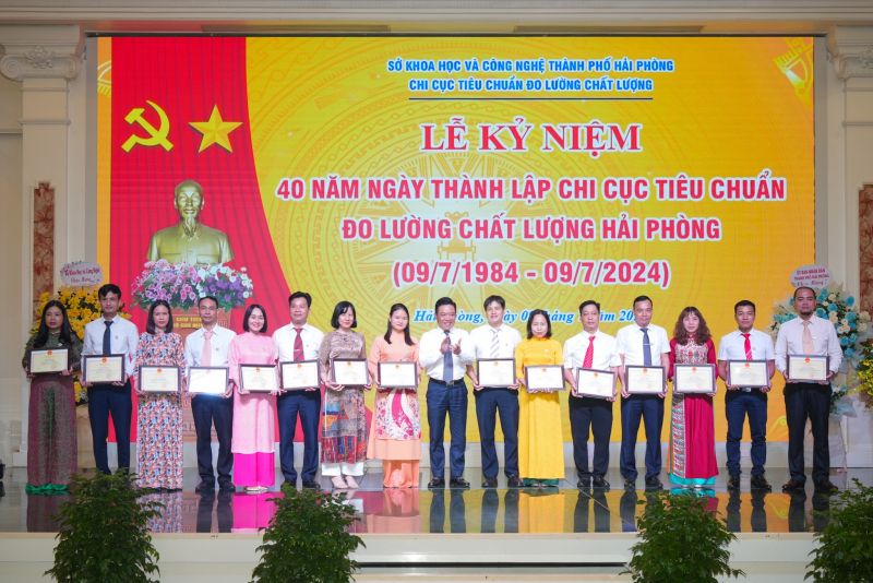 Giám đốc Sở Khoa học và Công nghệ Trần Quang Tuấn trao Giấy khen cho các cá nhân