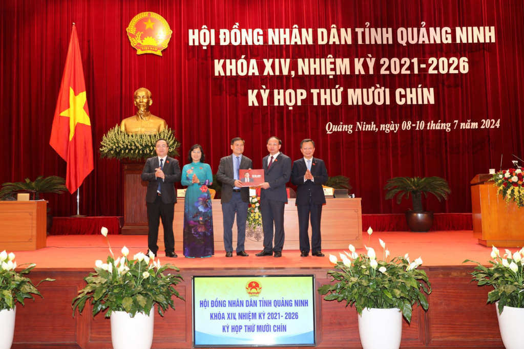 Ông Nguyễn Xuân Ký, Uỷ viên Trung ương Đảng, Bí thư Tỉnh uỷ, Chủ tịch HĐND tỉnh tặng quà lưu niệm cho đồng chí Bùi Văn Khắng, Thứ trưởng Bộ Tài chính.