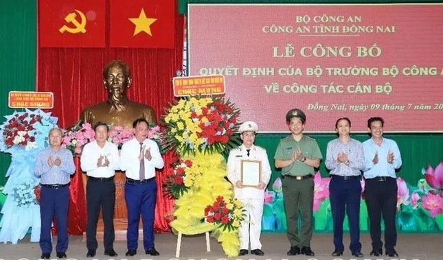 Lãnh đạo tỉnh Đồng Nai tặng hoa chúc mừng thượng tá Lê Mạnh Hùng, Phó giám đốc Công an tỉnh. Ảnh: Cổng thông tin Công an tỉnh Đồng Nai