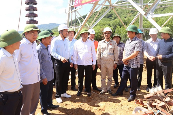 Bí thư Tỉnh ủy Hà Tĩnh Hoàng Trung Dũng cùng đoàn kiểm tra việc thực hiện công tác bồi thường GPMB và thi công dự án đường dây 500 kV mạch 3.