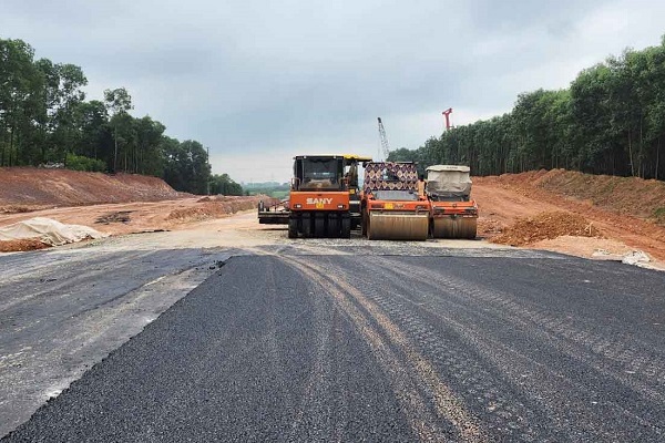 Dự án cao tốc Bắc - Nam đoạn Hàm Nghi - Vũng Áng đang được triển khai thi công đảm bảo tiến độ đề ra.