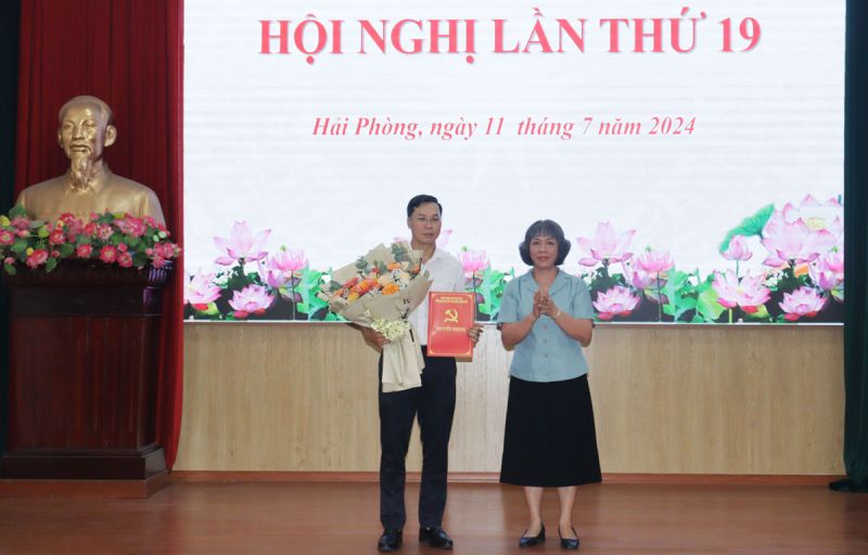 Trao Quyết định và tặng hoa cho Ủy viên Ủy ban Kiểm tra Đảng ủy Khối, nhiệm kỳ 2020 - 2025.