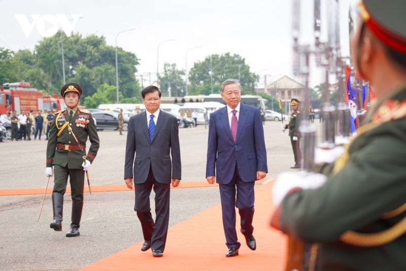 Tổng Bí thư, Chủ tịch nước Lào Thongloun Sisoulith và Chủ tịch nước Tô Lâm duyệt Đội danh dự