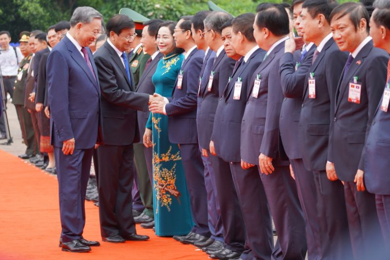 Tổng Bí thư, Chủ tịch nước Lào Thongloun Sisoulith chào mừng các thành viên chính thức Đoàn đại biểu cấp cao Việt Nam.