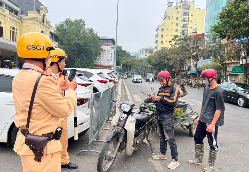 Các lực lượng tập trung kiểm tra, xử lý nhiều nhóm hành vi vi phạm trật tự an toàn giao thông. Ảnh: Hiệp Dương