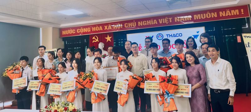 Em Lê Thị Xuân, học sinh lớp 11, trường THPT An Lương Đông, tỉnh Thừa Thiên Huế (hàng đầu, thứ 3 từ phải qua) nhận học bổng Đường lên đỉnh Olympia - Quý III năm 2024.