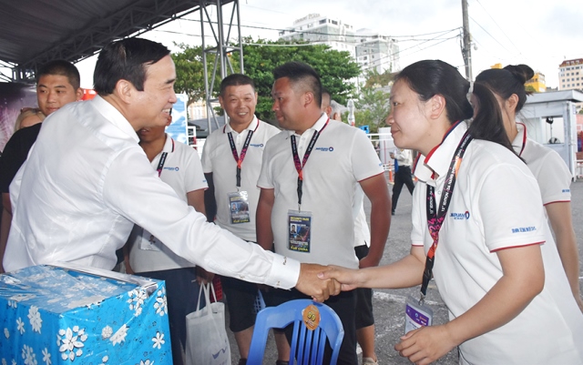 Các thành viên của hai đội pháo hoa cảm ơn sự động viên, thăm hỏi của ông Lê Trung Chinh, Chủ tịch UBND thành phố Đà Nẵng và nỗ lực để chuẩn bị màn trình diễn tại đêm chung kết