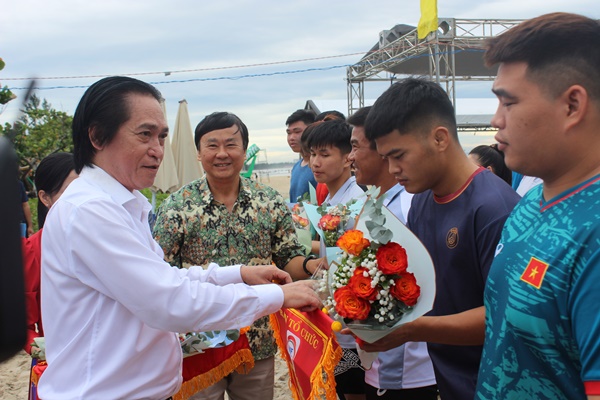 Ông Lý Duy Thanh, Chủ tịch Liên đoàn Vật Việt Nam và ông Huỳnh Đức Dũng, Phó Giám đốc Sở VH-TT tỉnh BR-VT, Trưởng Ban tổ chức giải tặng hoa và cờ lưu niệm cho các đơn vị