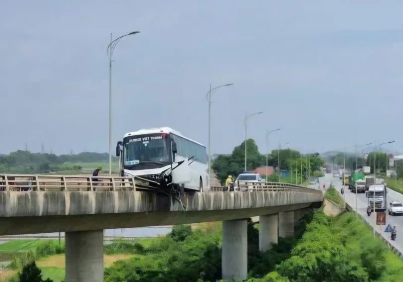 Ô tô khách mất lái lao lên lan can cầu Bình Than. Ô tô khách mất lái lao lên lan can cầu Bình Than.