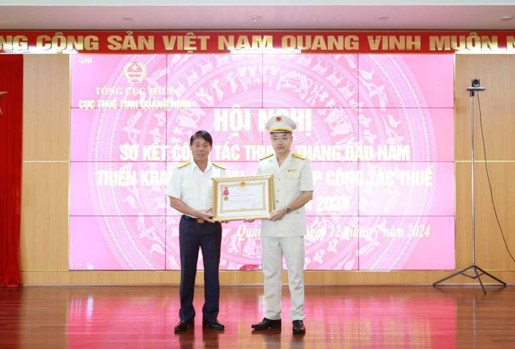 Ông Phạm Huy Khang, Trưởng phòng Tổ chức cán bộ, Cục Thuế tỉnh được nhận Huân chương Lao động hạng Nhì của Chủ tịch nước.