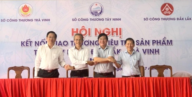 Đại diện Sở Công Thương Đắk Lắk, Trà Vinh, Tây Ninh ký biên bản thỏa thuận hợp tác