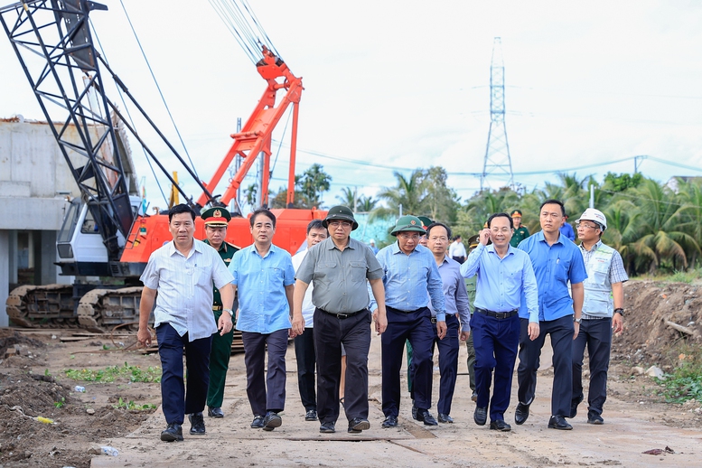 Thủ tướng Phạm Minh Chính thị sát công trường dự án cao tốc Cần Thơ-Cà Mau thuộc dự án cao tốc Bắc-Nam phía đông - Ảnh: VGP/Nhật Bắc