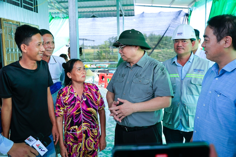 Thủ tướng thăm hỏi người dân trong vùng dự án cao tốc Cần Thơ - Cà Mau thuộc dự án cao tốc Bắc-Nam phía đông trên địa bàn tỉnh Hậu Giang - Ảnh: VGP/Nhật Bắc