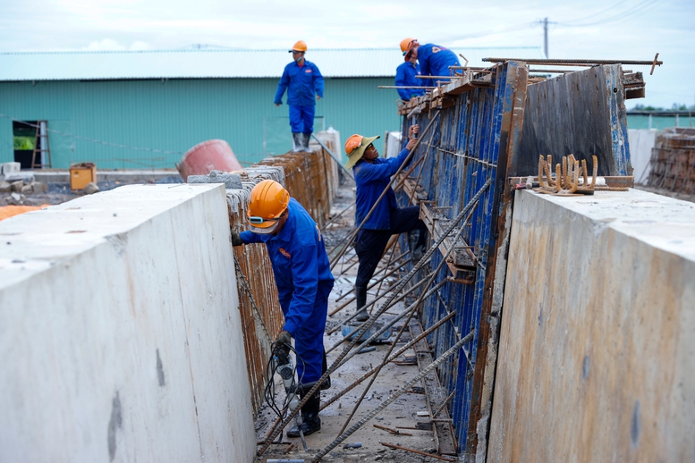 Công nhân thi công tuyến cao tốc Châu Đốc-Cần Thơ-Sóc Trăng tại ĐBSCL - Ảnh: VGP/Nhật Bắc