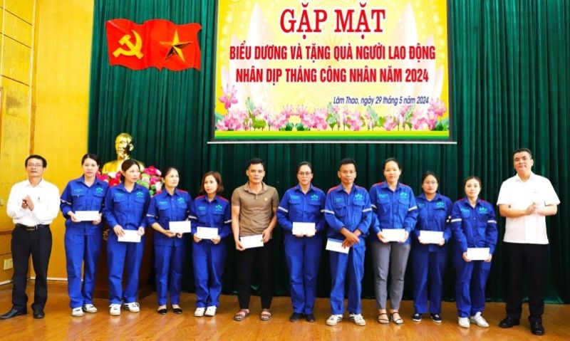 Tổng Giám đốc Công ty Phạm Thanh Tùng, Chủ tịch Công đoàn Lê Văn Hoằng tặng quà người lao động nhân Tháng Công nhân năm 2024