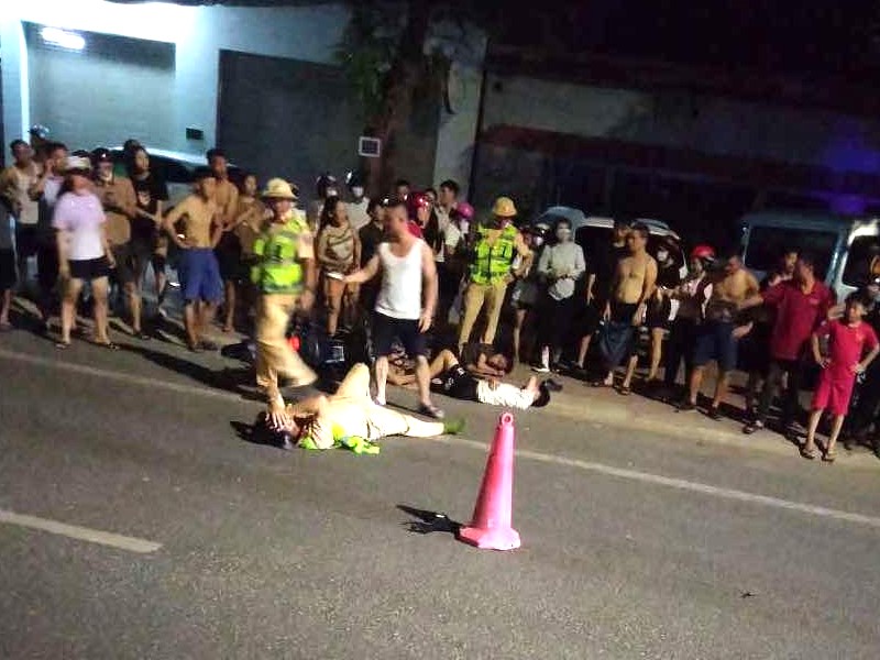 Hai thanh niên đầu trần phóng xe tông CSGT nhập viện