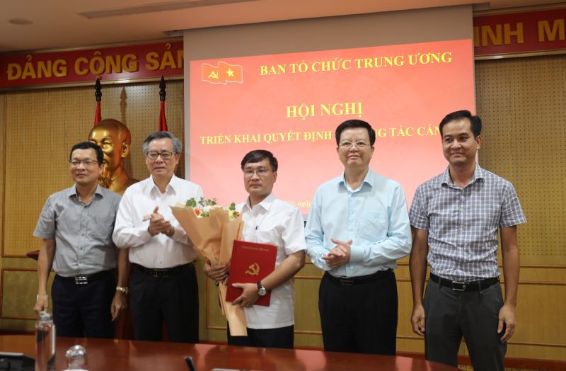 Các đồng chí Lãnh đạo Ban và lãnh đạo Văn phòng Ban, Vụ Tổ chức - Cán bộ cơ quan chúc mừng đồng chí Phan Văn Trọng.