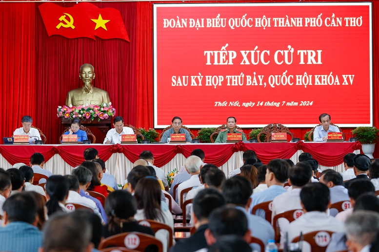 Tại cuộc tiếp xúc, Đoàn đại biểu Quốc hội TP. Cần Thơ thông báo kết quả Kỳ họp thứ bảy, Quốc hội khóa XV, một số hoạt động của Đoàn đại biểu Quốc hội tại Kỳ họp... - Ảnh: VGP/Nhật Bắc