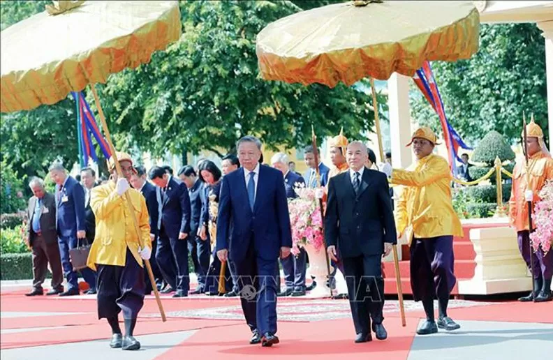 Chủ tịch nước Tô Lâm và Quốc vương Norodom Sihamoni tại lễ đón. (Nguồn: TTXVN)