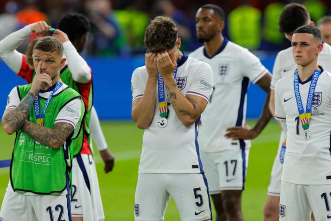 Muchos jugadores ingleses rompieron a llorar cuando el equipo perdió en los últimos minutos del partido.