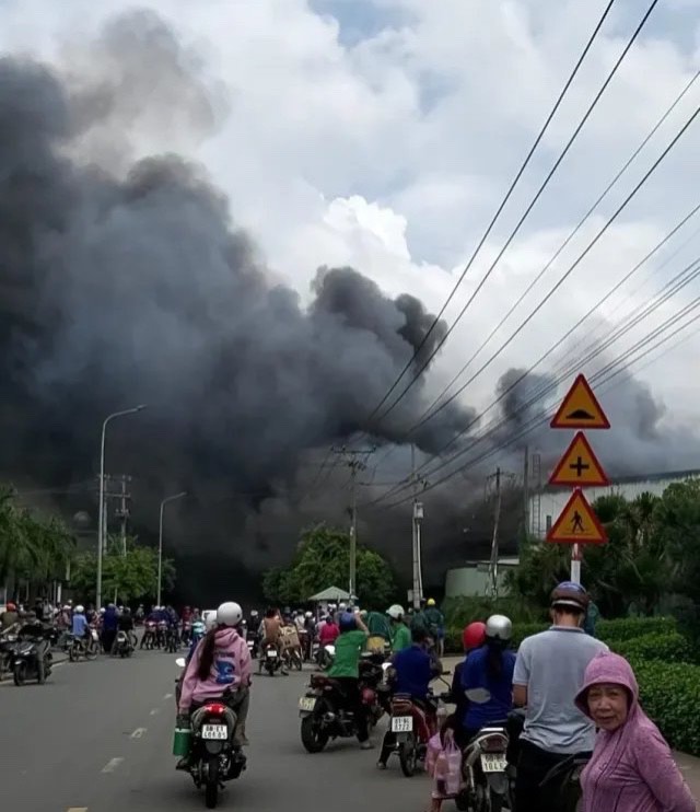 Hiên trường đám cháy cột khói bốc cao hàng trăm mét