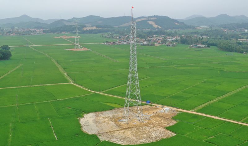 Thi công đường dây 500kV mạch 3. Ảnh chụp tháng 6/2024