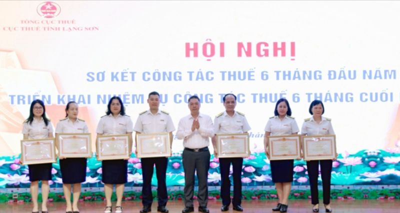 Thừa uỷ quyền của Thủ tướng Chính phủ, đồng chí Đoàn Thanh Sơn, Phó Chủ tịch UBND tỉnh trao Bằng khen của Thủ tướng Chính phủ cho các cá nhân thuộc Cục Thuế tỉnh