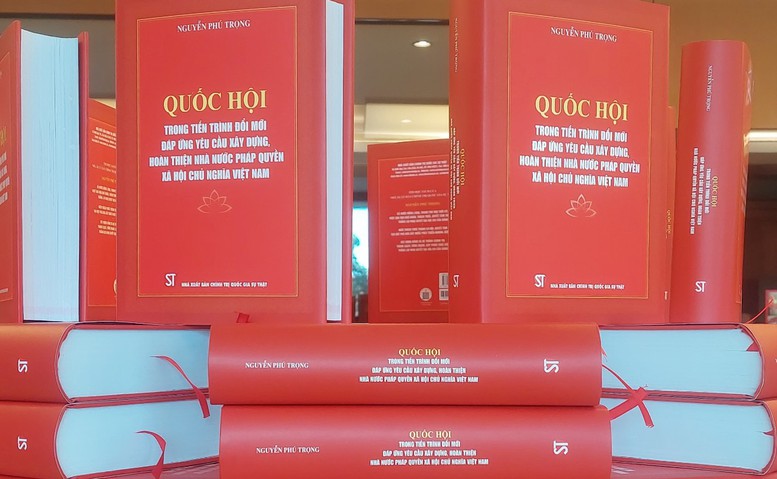 Cuốn sách "Quốc hội trong tiến trình đổi mới đáp ứng yêu cầu xây dựng, hoàn thiện Nhà nước pháp quyền xã hội chủ nghĩa Việt Nam" của Tổng Bí thư Nguyễn Phú Trọng - Ảnh: VGP/Nguyễn Hoàng