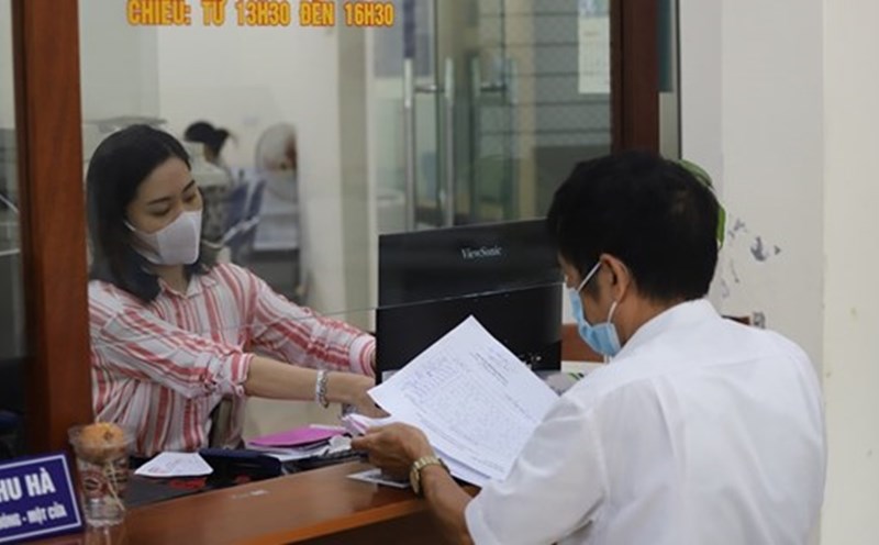 Nghỉ việc do ốm đau có được giải quyết tinh giản biên chế?