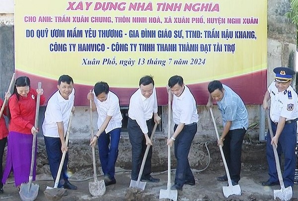 Chính quyền và các tổ chức, cá nhân cùng nhân dân xã Xuân Phổ tổ chức khởi công xây nhà tình nghĩa cho thương binh Trần Xuân Chung.