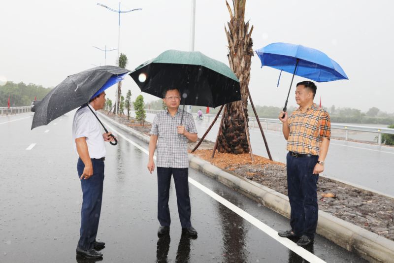 Ông Cao Tường Huy, Phó Bí thư Tỉnh ủy, Chủ tịch UBND tỉnh Quảng Ninh kiểm tra công tác chuẩn bị thông xe đường dẫn cầu Bến Rừng.