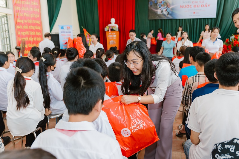 Trao tặng quà cho các em học sinh