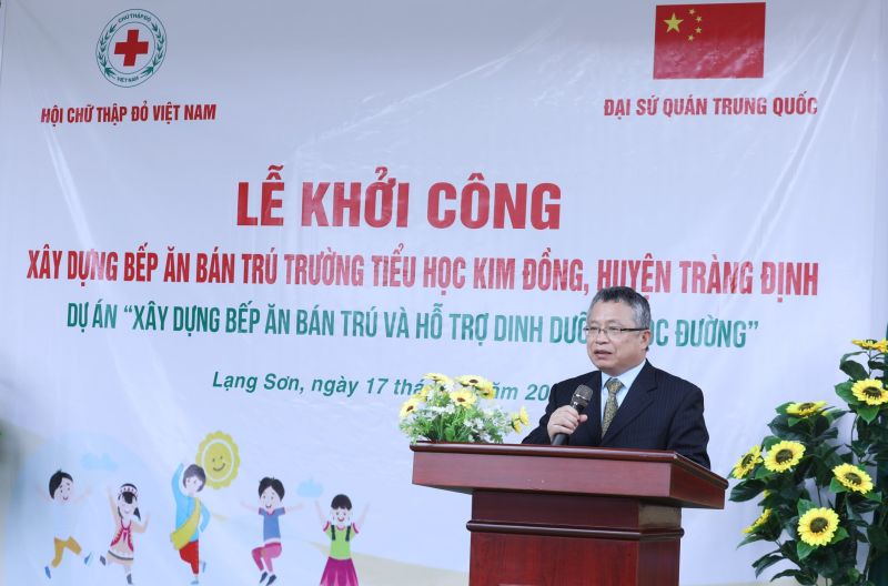 Ông Mậu Vệ Thành, Tham tán Công sứ Đại sứ quán Trung Quốc tại Việt Nam phát biểu tại lễ khởi công