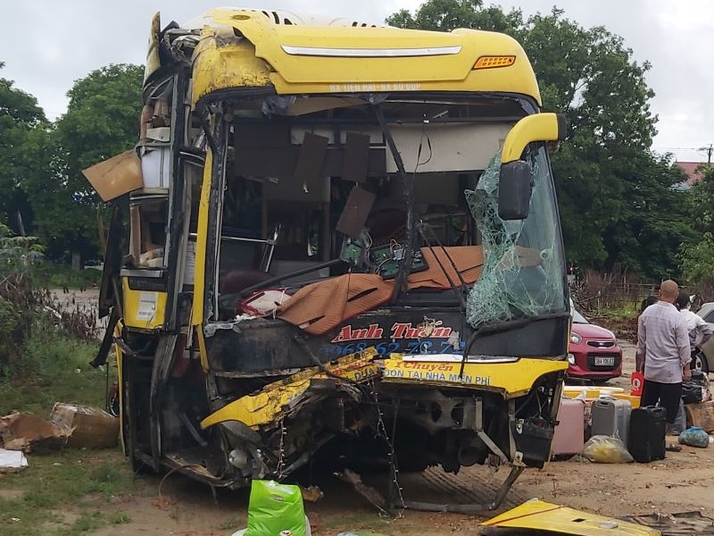 Hàng chục người may mắn thoát nạn sau va chạm mạnh giữa xe khách và xe tải